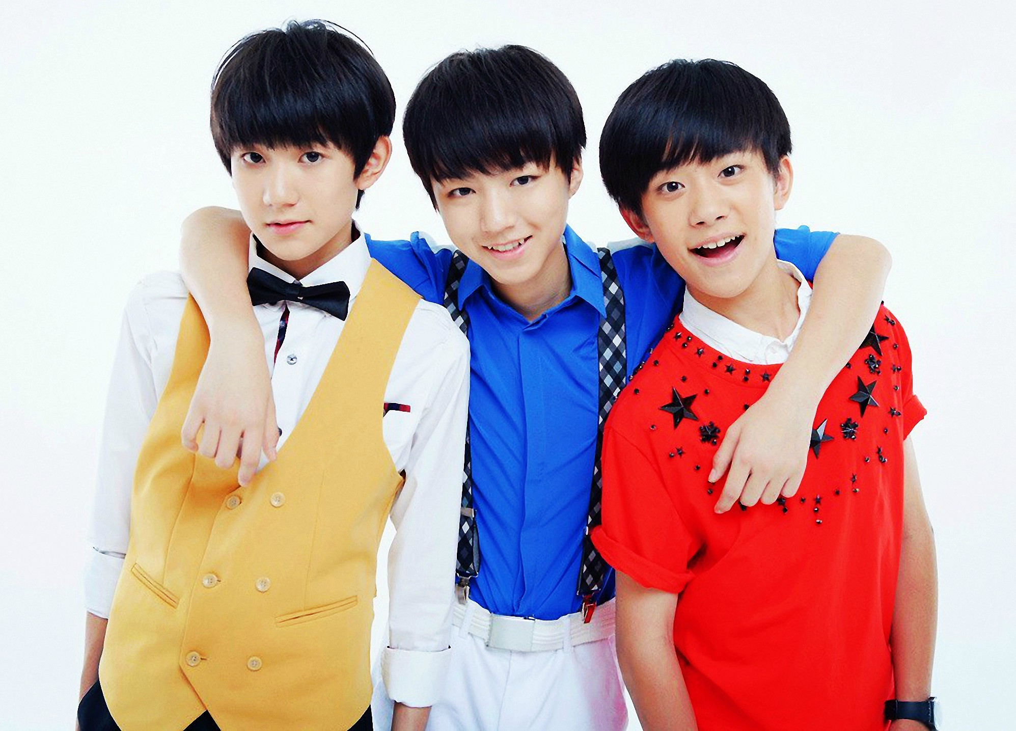 随后,三个小男生以"tfboys"为名,成立组合正式出道.