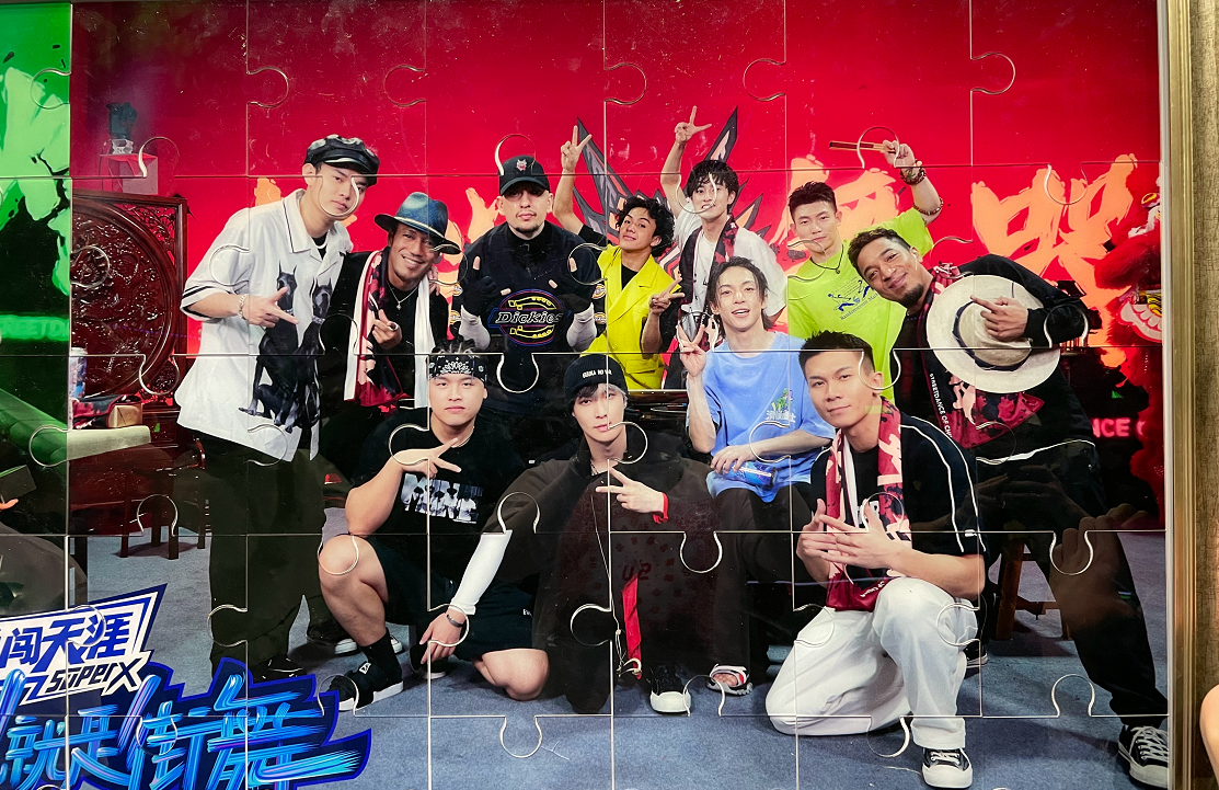 《街舞4》中他是参加三季的“元老成员”，新一季却又选择新队长休闲区蓝鸢梦想 - Www.slyday.coM