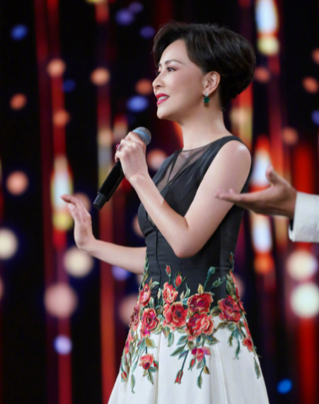 国庆晚会精彩瞬间多！孙楠刘嘉玲开场合唱，李雪健牛犇罕寄语青年休闲区蓝鸢梦想 - Www.slyday.coM