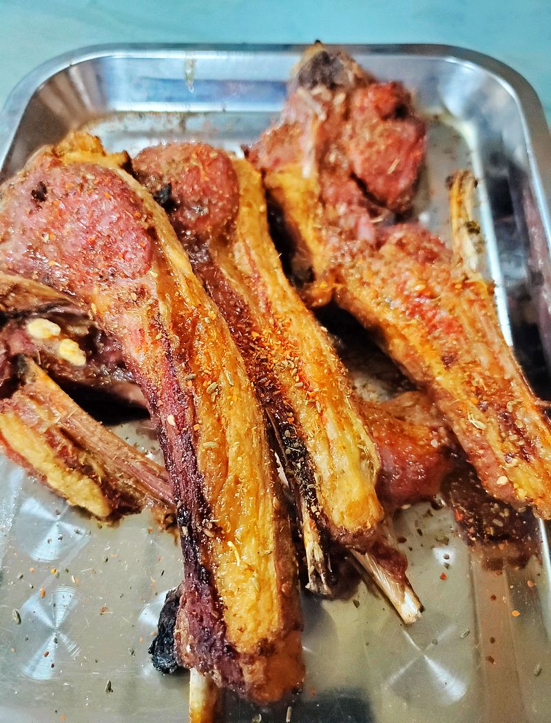 看新疆人怎么吃羊肉不是大块大盘都不好意思上桌好多人没见过