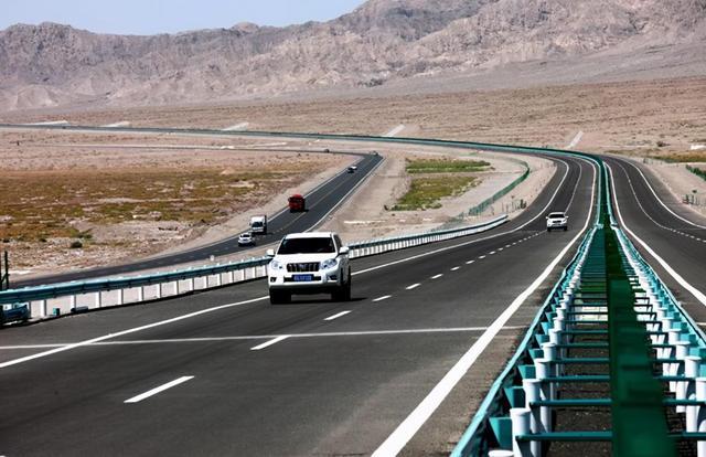 专家建议取消高速收费，车主却高兴不起来，不上高速的吃大亏了休闲区蓝鸢梦想 - Www.slyday.coM