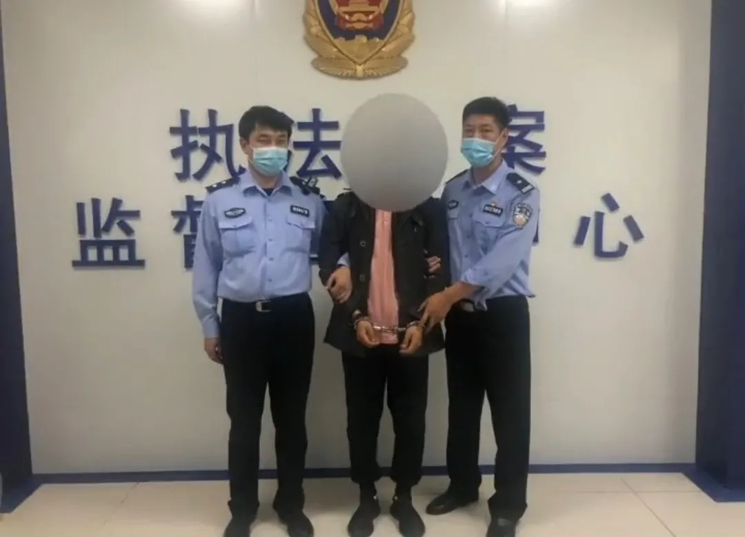 辽宁盘锦又现精日车贴,一私家车贴旭日军旗,还有“支那”字样休闲区蓝鸢梦想 - Www.slyday.coM 辽宁盘锦又现精日车贴,一私家车贴旭日军旗,还有“支那”字样休闲区蓝鸢梦想 - Www.slyday.coM