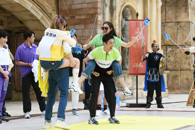 朱亚文和娇妻沈佳妮同框,勾肩搭背似朋友,穿搭朴实相处甜蜜|沈佳妮|朱