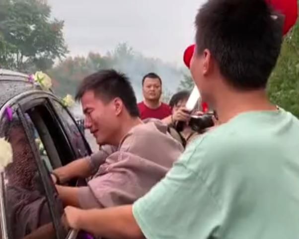 泪崩!湖南一姐姐出嫁,车门关上时双胞胎弟弟哭成泪人休闲区蓝鸢梦想 - Www.slyday.coM 泪崩!湖南一姐姐出嫁,车门关上时双胞胎弟弟哭成泪人休闲区蓝鸢梦想 - Www.slyday.coM