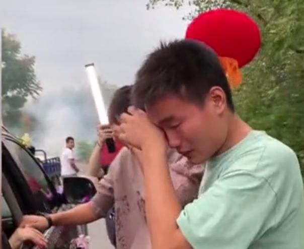 泪崩!湖南一姐姐出嫁,车门关上时双胞胎弟弟哭成泪人休闲区蓝鸢梦想 - Www.slyday.coM 泪崩!湖南一姐姐出嫁,车门关上时双胞胎弟弟哭成泪人休闲区蓝鸢梦想 - Www.slyday.coM