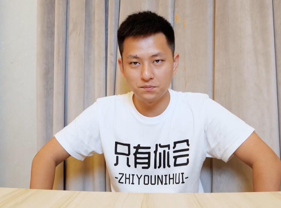 敬汉卿再次挑战吃辣极限,准备4罐超辣调料,嘴直接肿了