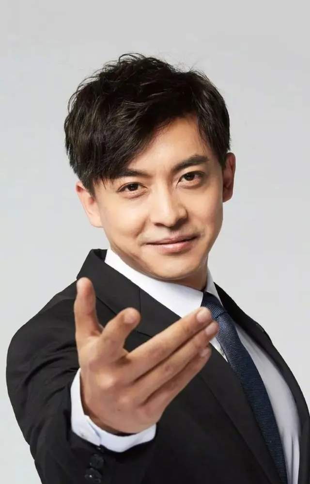 吴京的经典手势引发众人效仿,优秀的演员,戏里戏外都会被学习__财经