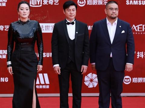 终于知道巩俐为什么叫“巩皇”了,穿黑裙气场全开,真是够霸气|亮片|巩俐|气场_新浪新闻