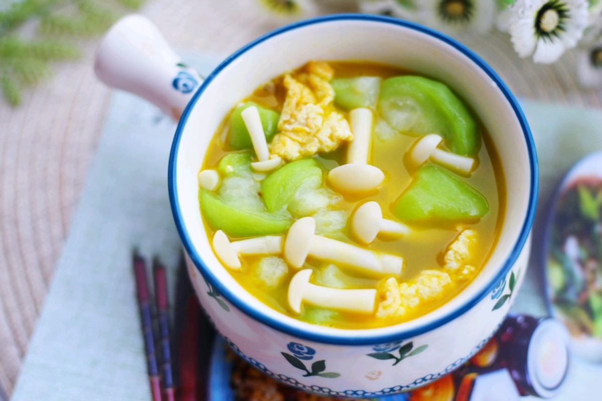 长秋膘的时期为何不来一碗减脂又暖身的丝瓜菌菇鸡蛋汤呢