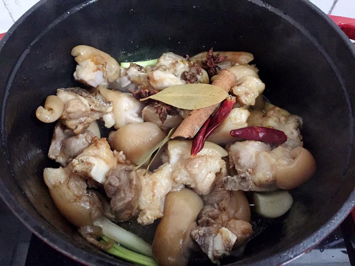 猪蹄的经典做法红烧猪蹄软烂脱骨香而不腻做起来真不难