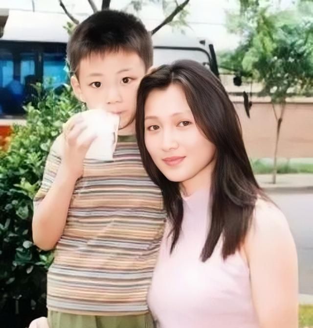 有幸福的家庭,相亲相爱的丈夫和优秀的儿子,林芳兵有着非常美好的心态