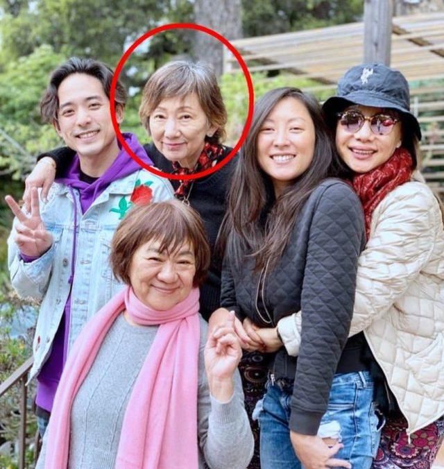 叶倩文晒照林德信成关注焦点携手林子祥走过24年待继子如亲生