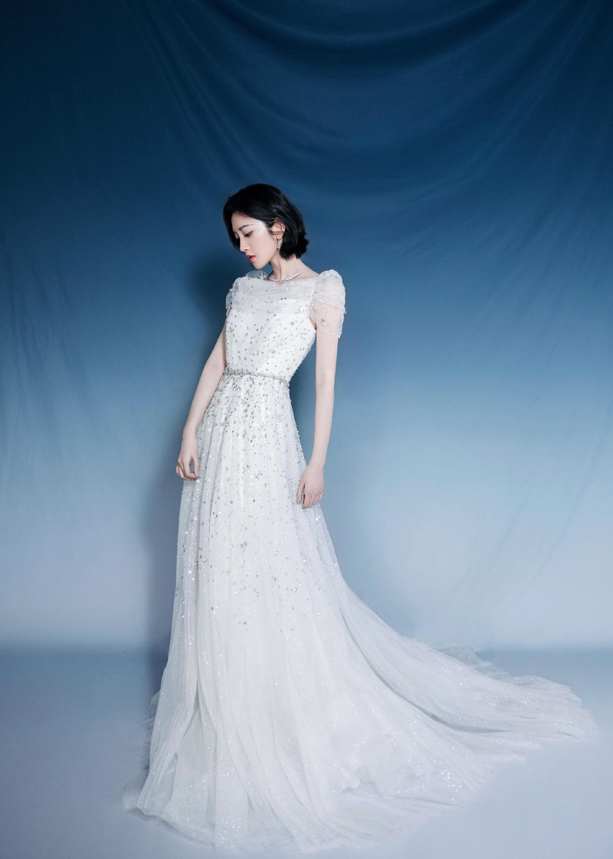 唐艺昕身材没得挑穿浅蓝色露脐套装大秀小蛮腰张若昀捡到宝了