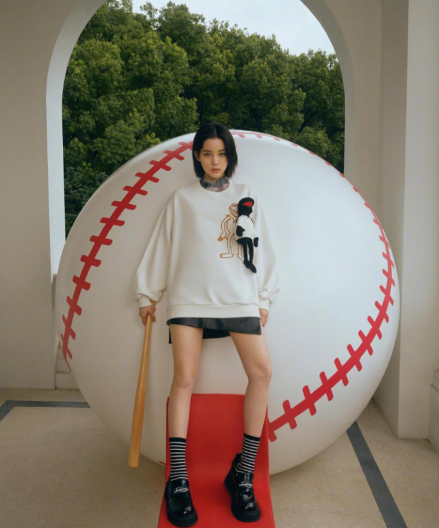 欧阳娜娜真会穿拼色运动外套休闲大方卡通印花卫衣俏皮可爱