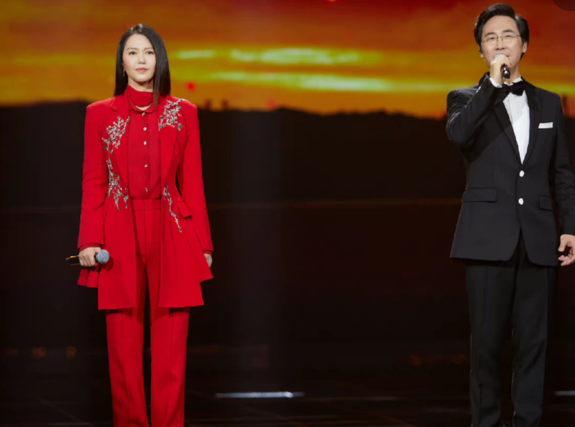 国庆晚会精彩瞬间多！孙楠刘嘉玲开场合唱，李雪健牛犇罕寄语青年休闲区蓝鸢梦想 - Www.slyday.coM