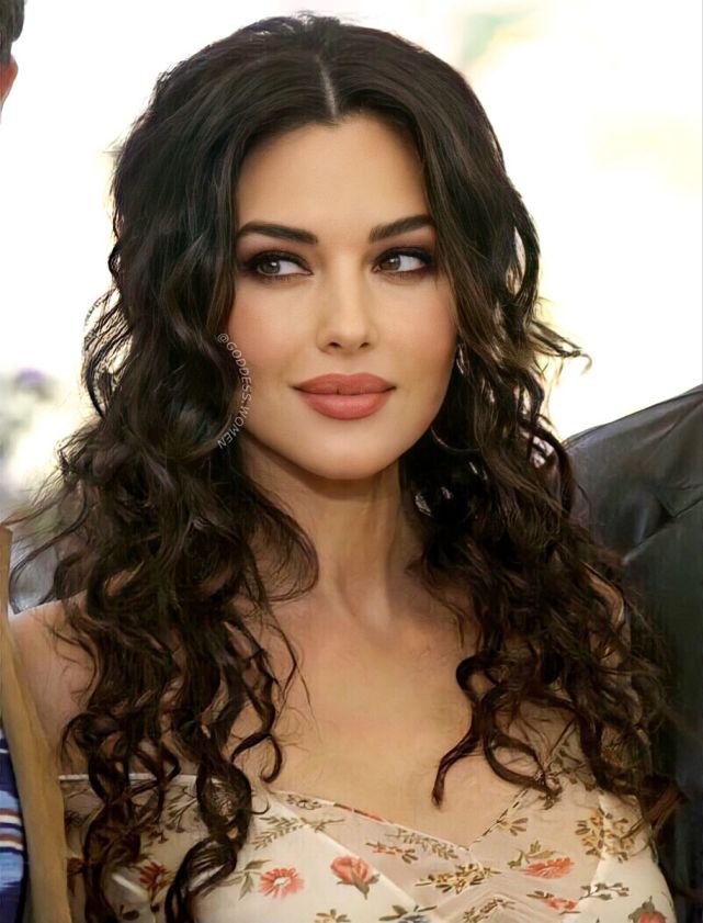 性感女神莫妮卡54岁前夫带24岁娇妻亮相!