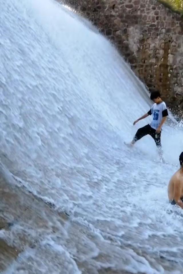 河南禹州水库溢洪道成“网红水池”，男童下水玩耍被冲走溺亡休闲区蓝鸢梦想 - Www.slyday.coM