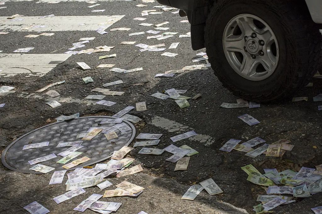 因恶性通货膨胀贬值,玻利瓦尔(委内瑞拉货币)被扔一地.