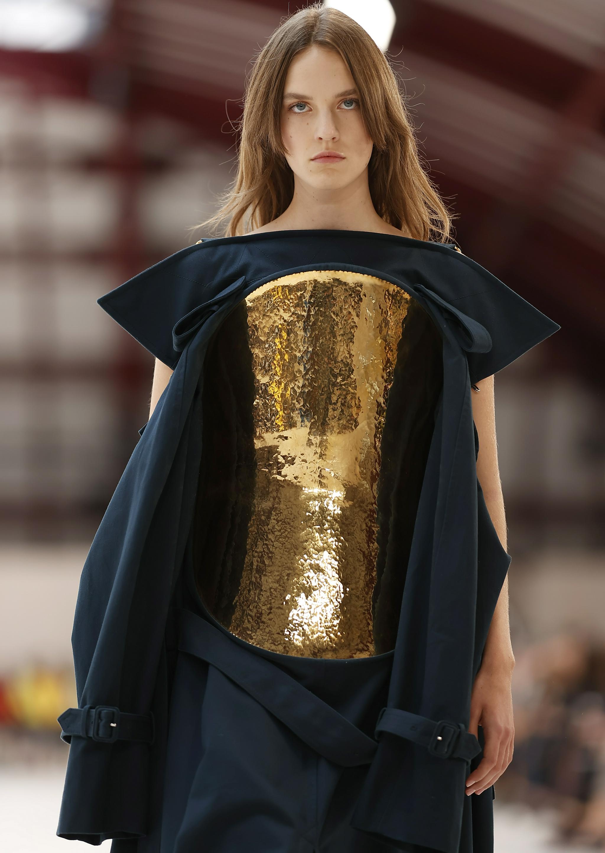 10月1日,模特在法国巴黎时装周上展示罗意威(loewe)品牌2022春夏女装