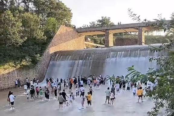 河南禹州水库溢洪道成“网红水池”，男童下水玩耍被冲走溺亡休闲区蓝鸢梦想 - Www.slyday.coM