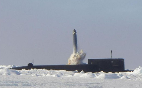 俄罗斯战略核潜艇在北极地区进行发射弹道导弹训练。