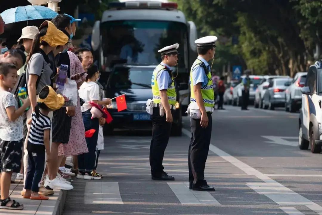 国庆假期首日梧州市迎出行高峰，高速入口排队车流长达2公里休闲区蓝鸢梦想 - Www.slyday.coM