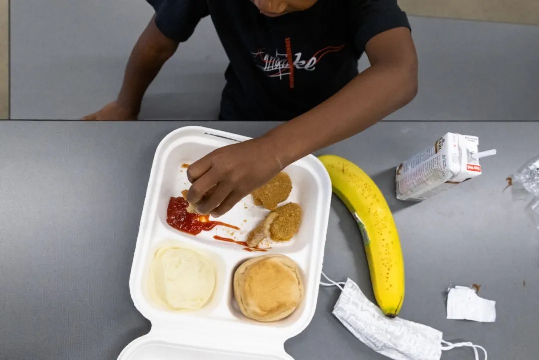 ▲不用餐具即可食用的“指尖食物”由原来的的零食变成现在学生们的主餐(美国《纽约时报》网站)