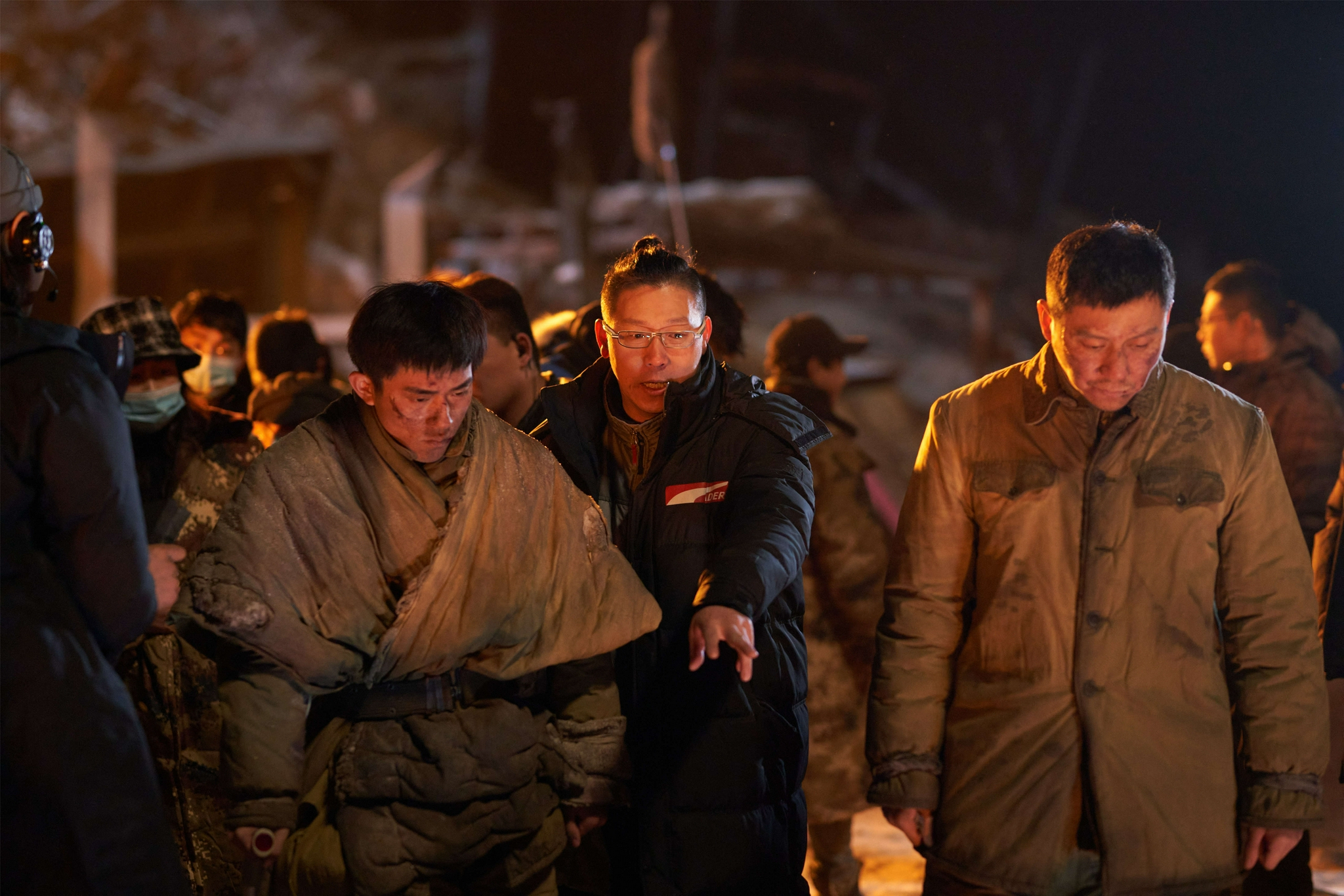 受访者供图林峰说,剧组一般是下午3点开工,到现场布置炸点,排练动作