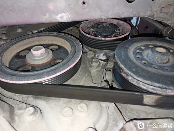 先松了皮带,这是带着水泵,空调和发电机的皮带,通常松开发电机皮带