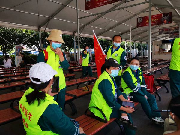 张家界市人民医院的志愿者医生等待为游客义务服务