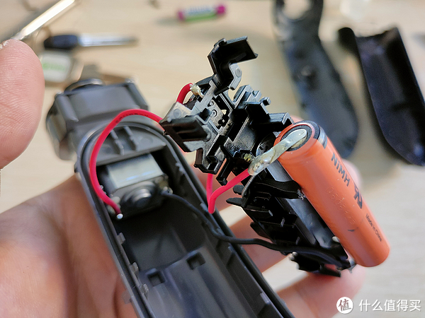 自己动手给老爸的飞利浦剃须刀换电池