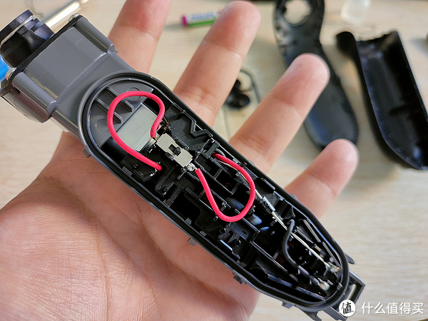 自己动手给老爸的飞利浦剃须刀换电池