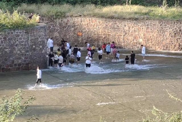河南禹州水库溢洪道成“网红水池”，男童下水玩耍被冲走溺亡休闲区蓝鸢梦想 - Www.slyday.coM