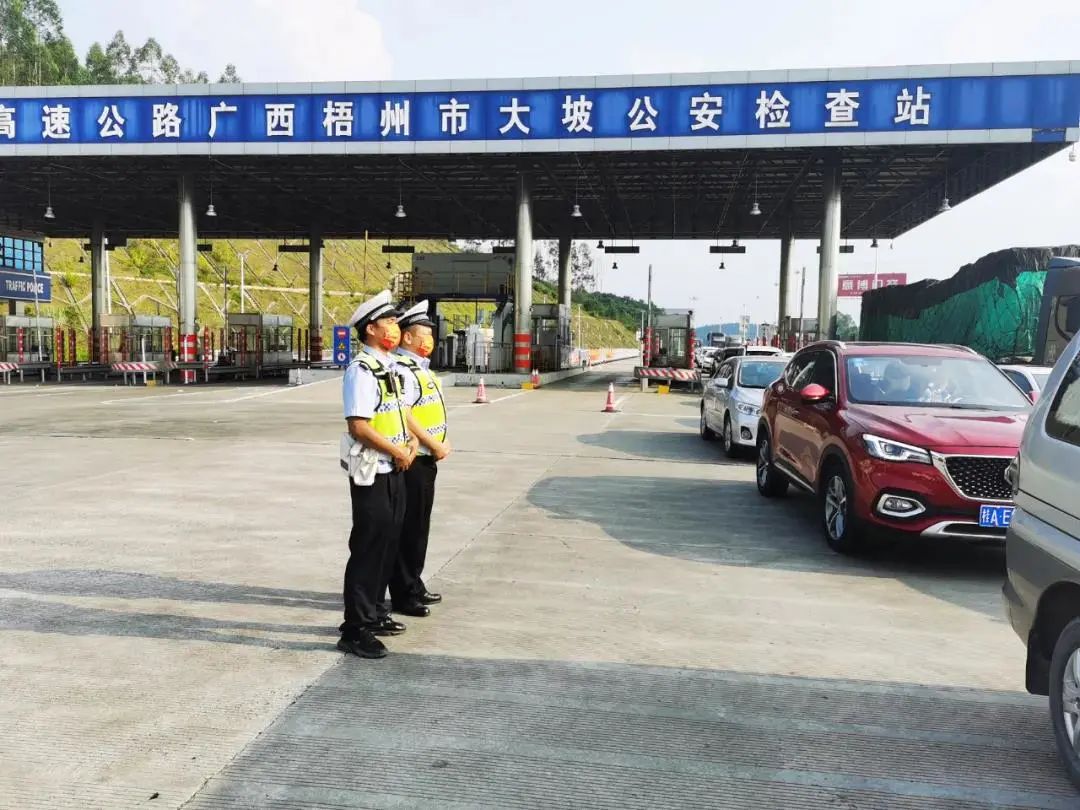 国庆假期首日梧州市迎出行高峰，高速入口排队车流长达2公里休闲区蓝鸢梦想 - Www.slyday.coM