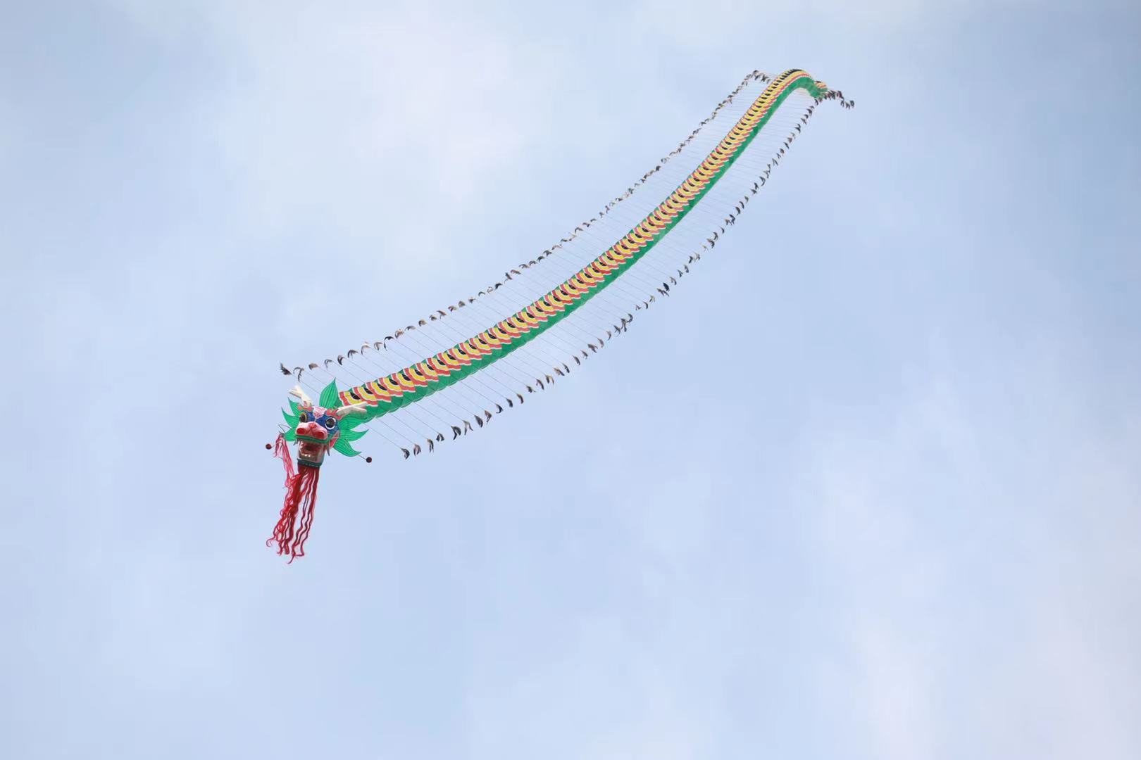 漫天纸鸢舞长空 第十三届北京体育大会夜光风筝赛举行