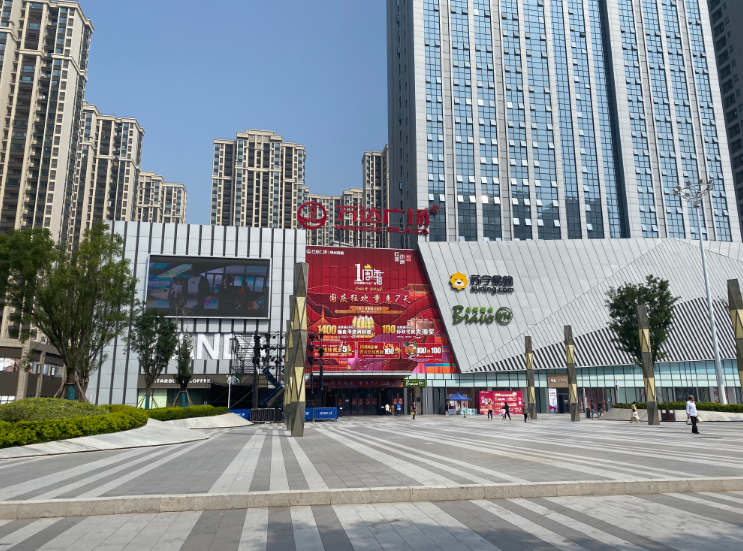 郑州万达广场无人机表演出现炸机坠落组织方称系机械故障