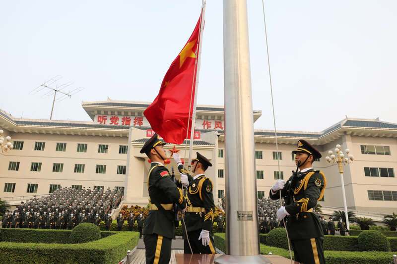 驻澳门部队举行升国旗仪式庆祝中华人民共和国成立72周年休闲区蓝鸢梦想 - Www.slyday.coM