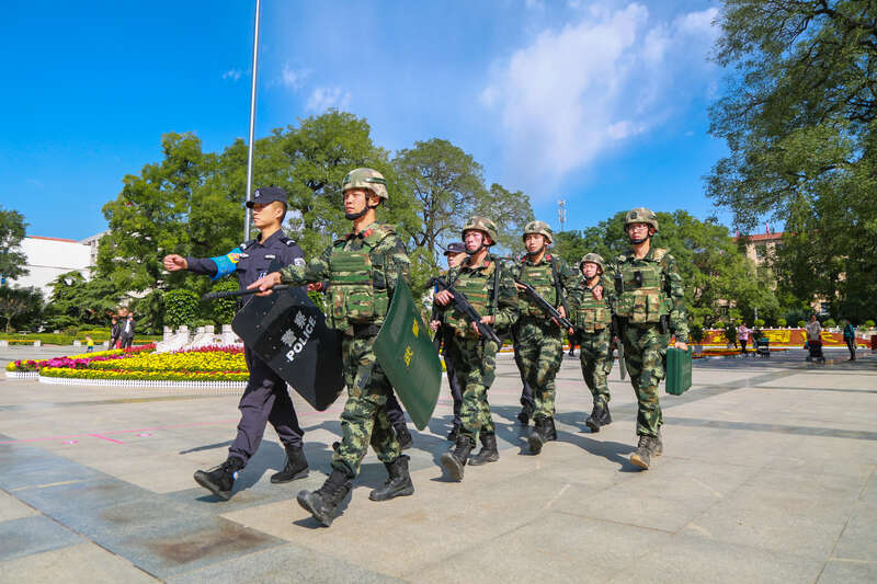 武警官兵节日期间坚守岗位保平安|武警官兵|平凉市|巡逻_新浪新闻