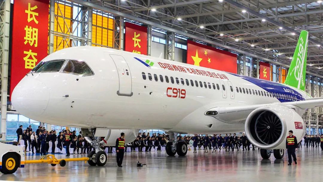 它与流行的空客a320和波音737级别相当.