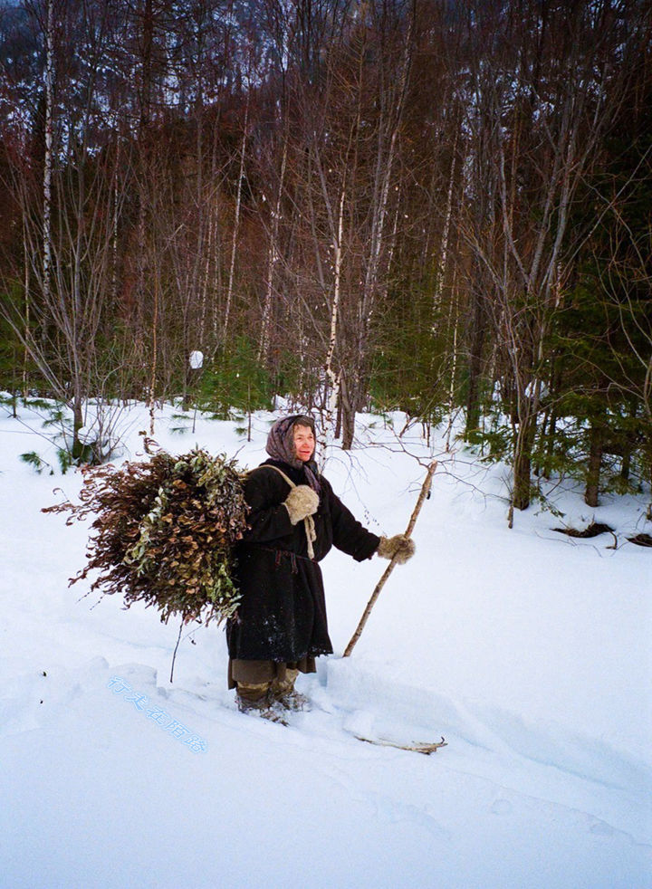 我不是钉子户女子隐居山林70多年吃树皮也不愿与人群居