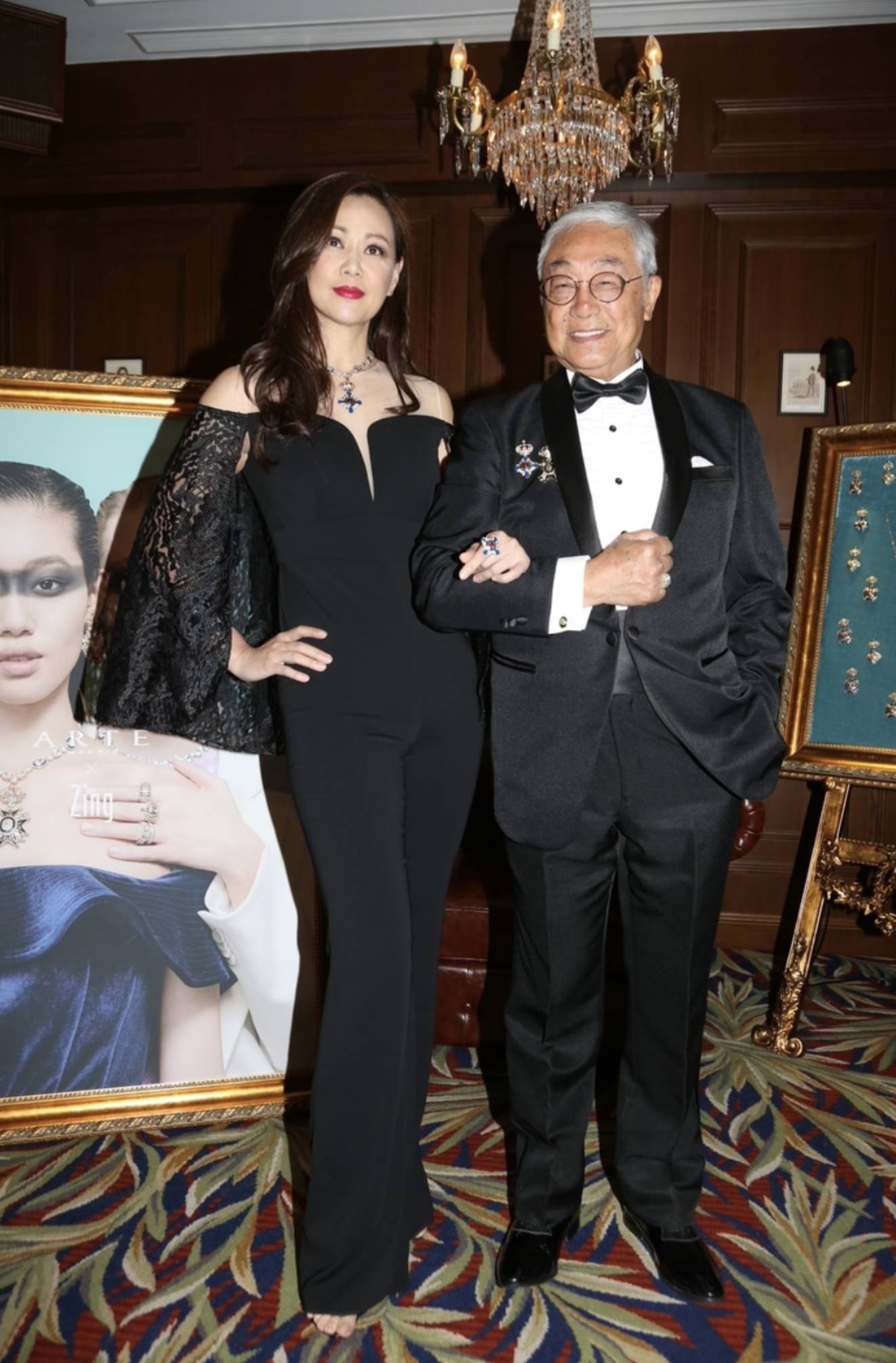 王馨平夫妇庆祝结婚20周年兼为曾江庆87岁生日两家合照很温馨