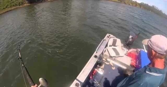 男子在家附近的湖边钓鱼，把鱼拉上来的瞬间，在场的人愣住了休闲区蓝鸢梦想 - Www.slyday.coM