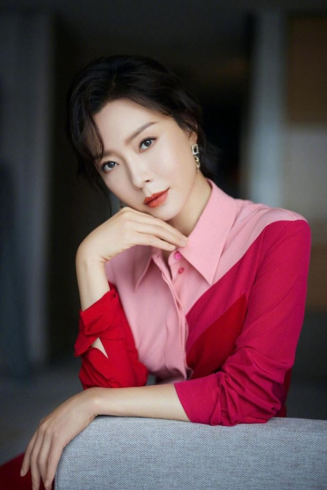 陈数的气质好难超越,粉色拼接长裙显成熟女人魅力,优雅又迷人|气质