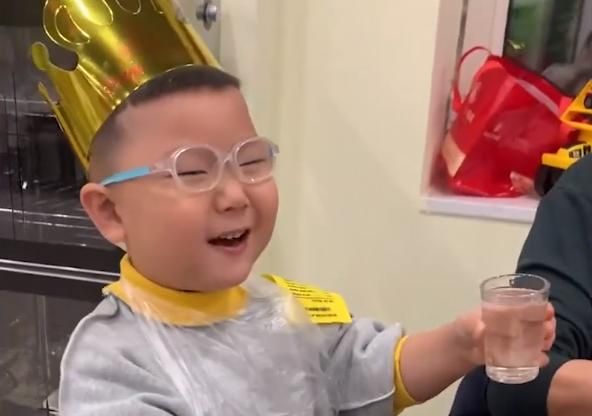 黑龙江一男孩过生日“教科书式”祝酒笑喷亲友,网友：社交天花板休闲区蓝鸢梦想 - Www.slyday.coM