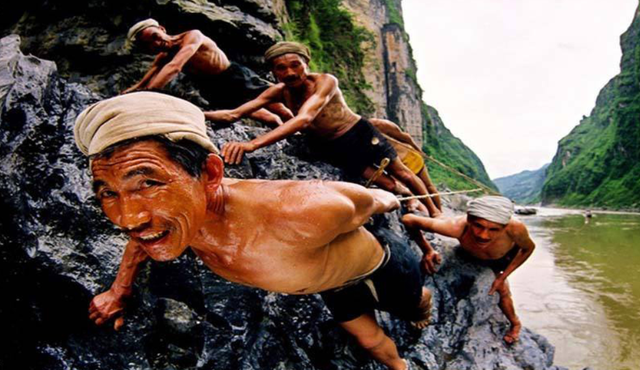 民国时纤夫拉纤为何头上要戴白手巾它竟然有个想不到的用途