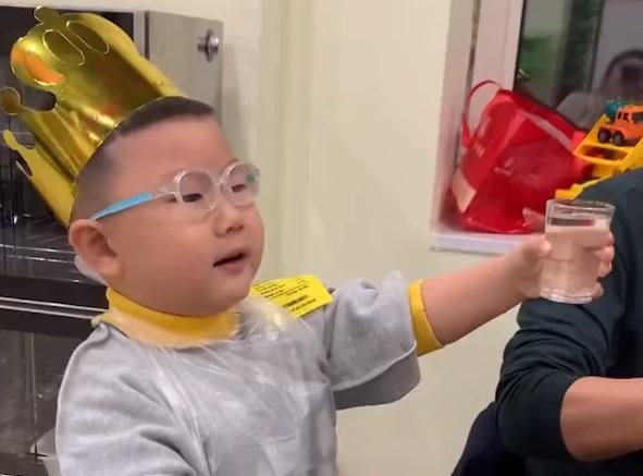 黑龙江一男孩过生日“教科书式”祝酒笑喷亲友,网友：社交天花板休闲区蓝鸢梦想 - Www.slyday.coM