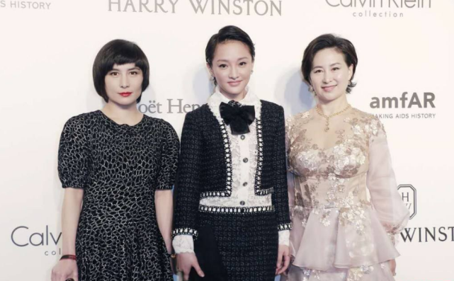 何超琼与何超仪真是姐妹情深两人并肩站着感觉都挺有气质的