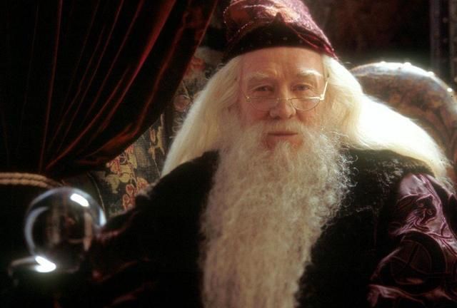 《神奇动物3》：邓布利多的身上有太多的秘密,你最想知道哪个?休闲区蓝鸢梦想 - Www.slyday.coM