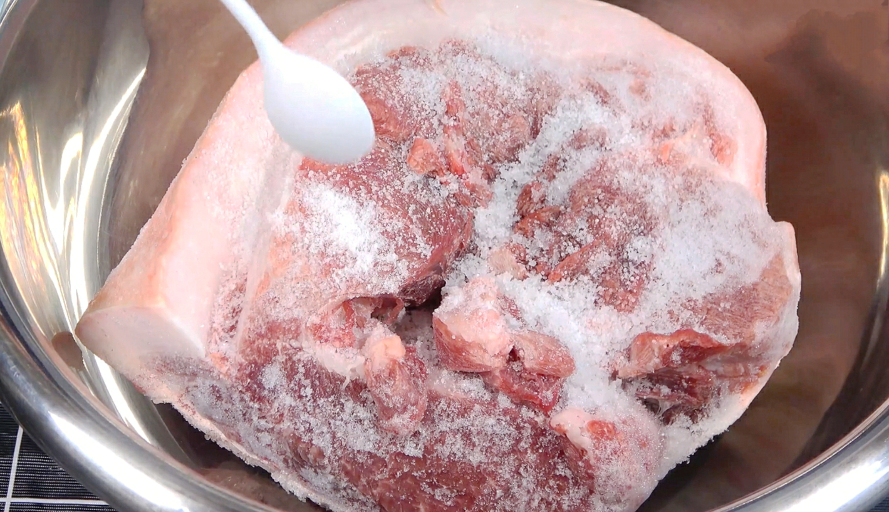 解冻猪肉切记不要直接用水泡教你1招5分钟快速解冻太实用了