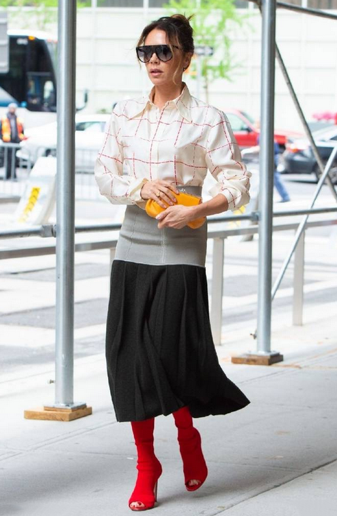 贝嫂街拍遭遇“滑铁卢”！穿拼色裙非要配双大红靴，一般人真别学休闲区蓝鸢梦想 - Www.slyday.coM